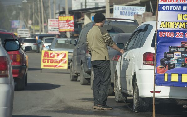 На кадрах — улица Патриса Лумумбы. Сотрудники СТО действительно работают прямо на дороге - Sputnik Кыргызстан
