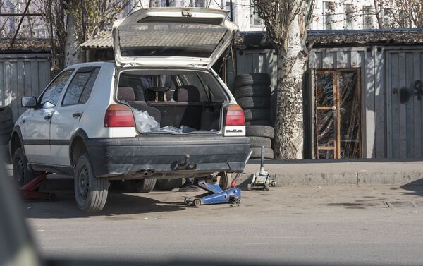 Некоторые ремонтируют машины возле остановки, мешая общественному транспорту. - Sputnik Кыргызстан