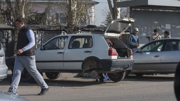 Нарушение закона сотрудниками СТО в районе бишкекского рынка Кудайберген - Sputnik Кыргызстан