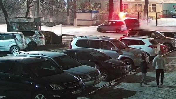 Авто снесло спецтабло Внимание, дети! у школы в Бишкеке — видео - Sputnik Кыргызстан