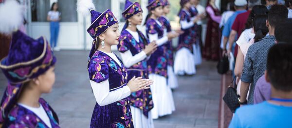 Девушки в национальных костюмах встречают гостей. Архивное фото - Sputnik Кыргызстан