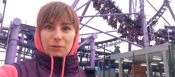 Люди повисли вниз головами на американской горке — видео из Сочи - Sputnik Кыргызстан