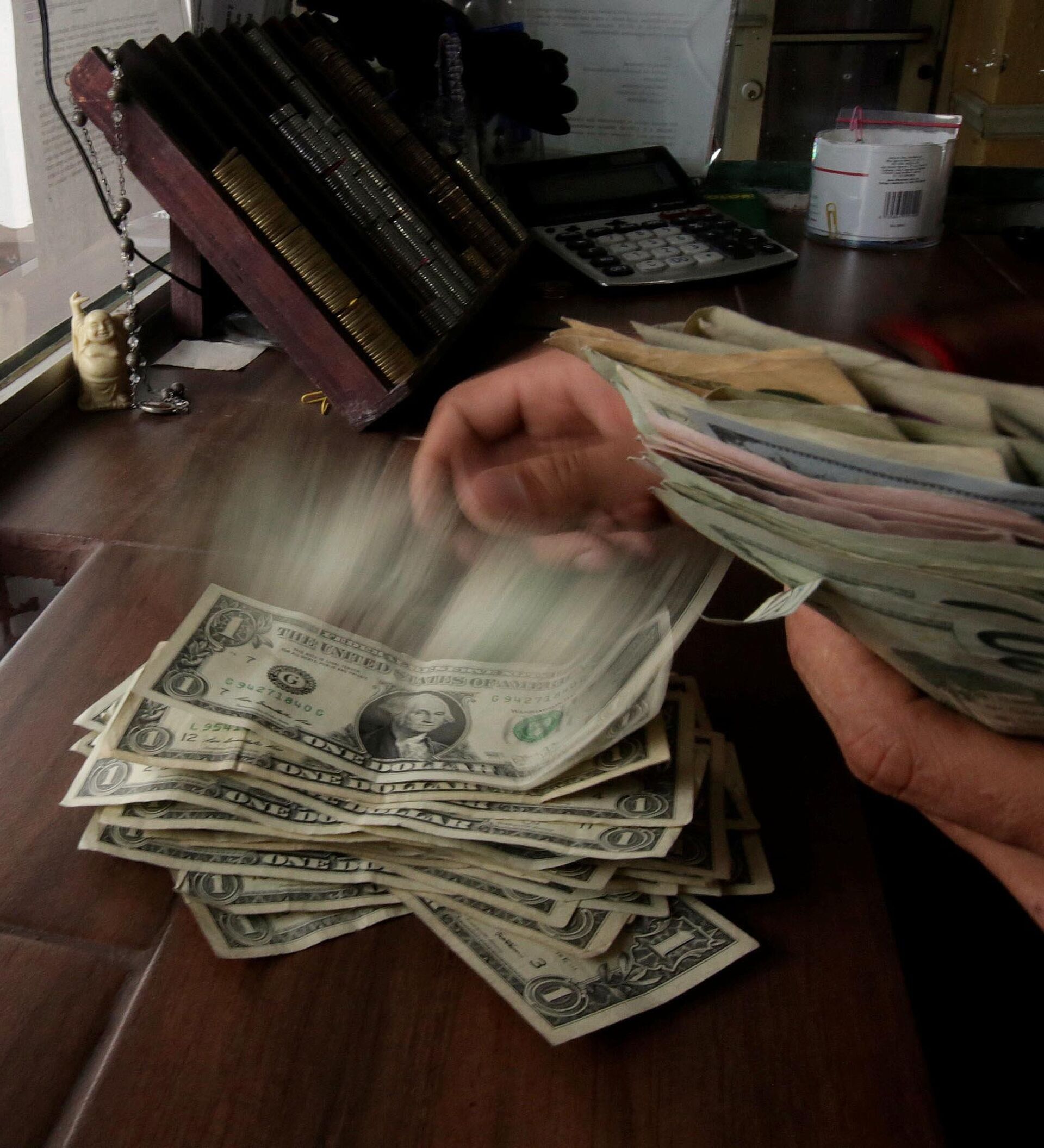 Деньги на выборы. Сортируем деньги крутые фото. Падение американских банков. Фото чиновника из ДНР В очках.