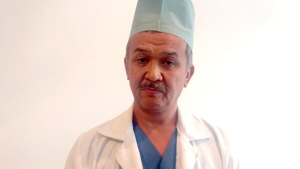 Хирург в Ошской областно детской больнице Кудайберди Тешебаев - Sputnik Кыргызстан