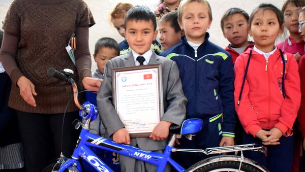 Награждение первоклассника Альалима Алланазарова, который 13 сентября вынес из горящего дома полуторагодовалого малыша - Sputnik Кыргызстан
