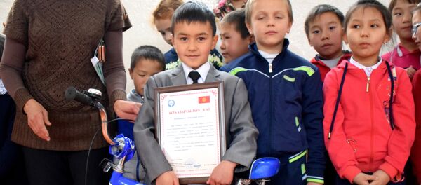 Награждение первоклассника Альалима Алланазарова, который 13 сентября вынес из горящего дома полуторагодовалого малыша Награждение первоклассника Альалима Алланазарова, который 13 сентября вынес из горящего дома полуторагодовалого малыша - Sputnik Кыргызстан