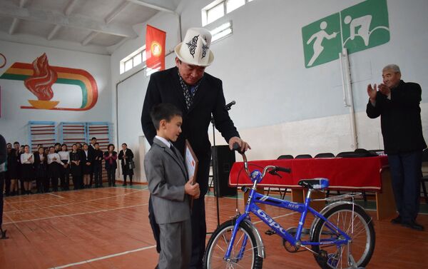 В Иссык-Кульской области наградили первоклассника Альалима Алланазарова, который 13 сентября вынес из горящего дома полуторагодовалого малыша - Sputnik Кыргызстан