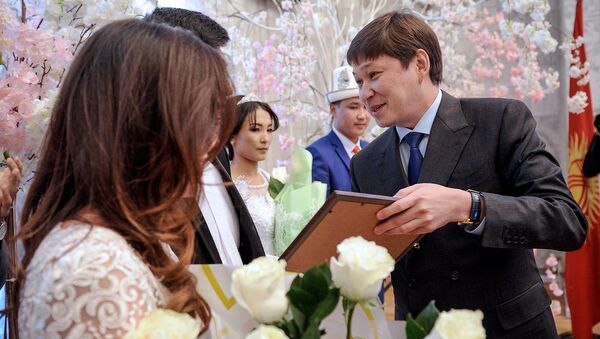 Премьер-министр Сапар Исаков принял участие на свадьбе молодоженов - Sputnik Кыргызстан