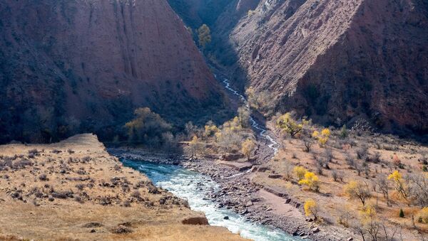 Река на фоне холмов в Кыргызстане. Архивное фото - Sputnik Кыргызстан