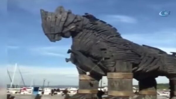 В Турции мужчина разбился насмерть, сорвавшись с Троянского коня — видео - Sputnik Кыргызстан