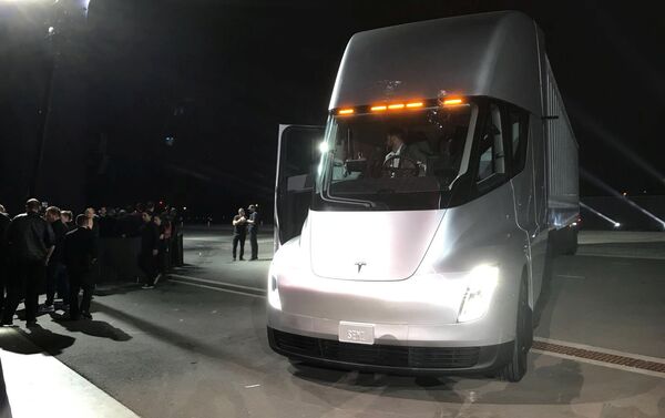 Компания Tesla Inc. представила прототип электрического грузовика Tesla Semi. - Sputnik Кыргызстан