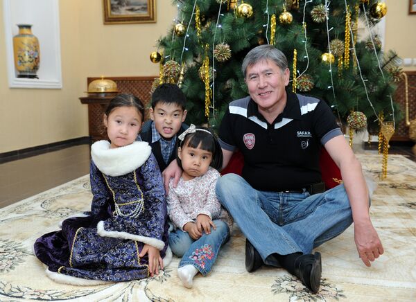 Президент перед Новым годом со своими внуками - Sputnik Кыргызстан