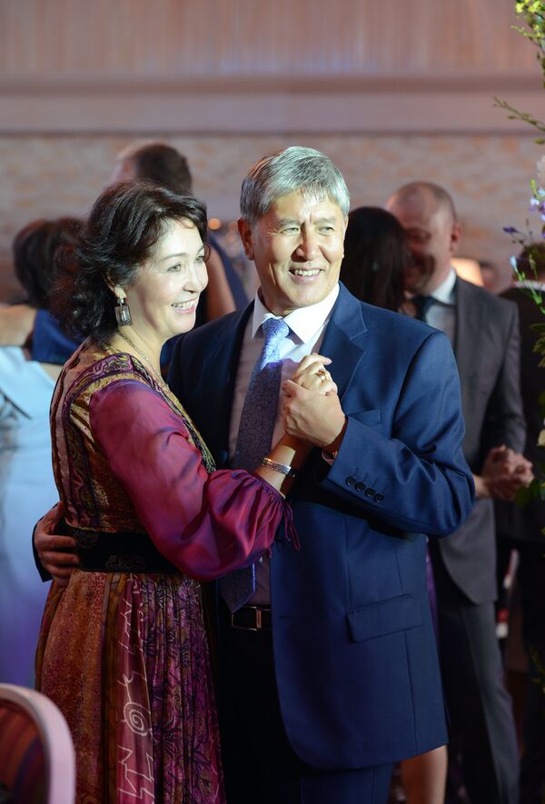 Любимый танец президента. На фото Алмазбек и Раиса Атамбаевы. - Sputnik Кыргызстан