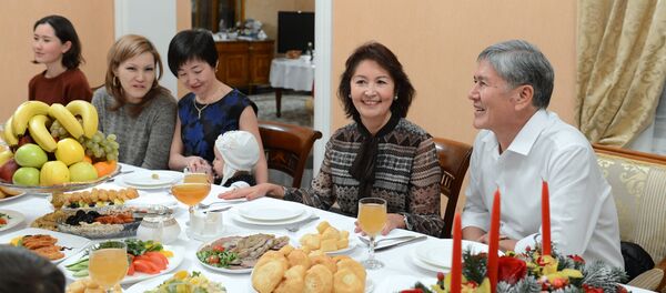 Президент Кыргызстана Алмазбек Атамбаев и первая леди Раиса Атамбаева. Архивное фото - Sputnik Кыргызстан