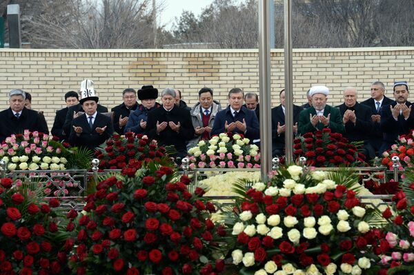 Возложение цветов к могиле первого президента Узбекистана Ислама Каримова - Sputnik Кыргызстан