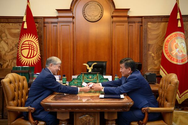 Действующий президент Алмазбек Атамбаев и избранный президент Сооронбай Жээнбеков - Sputnik Кыргызстан