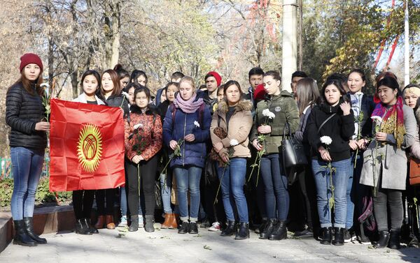 Почтить память воинов собралось несколько сотен школьников и студентов - Sputnik Кыргызстан