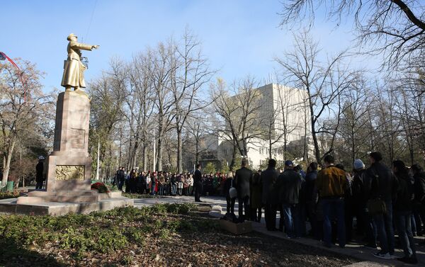 Они возложили к памятнику генералу Панфилову гвоздики. - Sputnik Кыргызстан