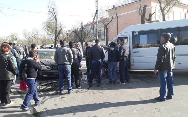 Маршрутный микроавтобус с пассажирами столкнулся с легковой машиной в Бишкеке - Sputnik Кыргызстан