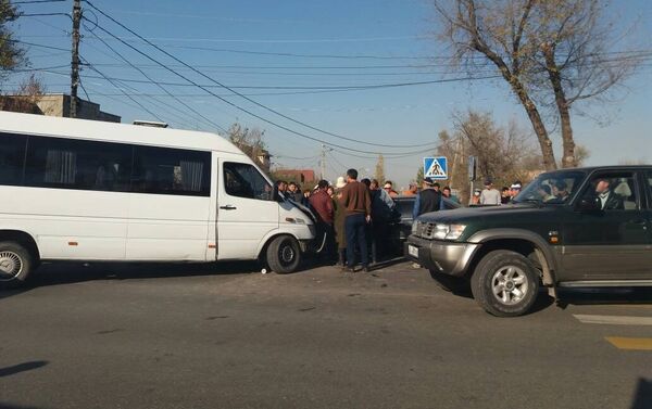 Инцидент произошел в пятницу, примерно в 14.20 на пересечении улиц Гагарина и Юдахина - Sputnik Кыргызстан