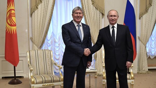 Президент РФ Владимир Путин и президент КР Алмазбек Атамбаев во время встречи в Санкт-Петербурге - Sputnik Кыргызстан