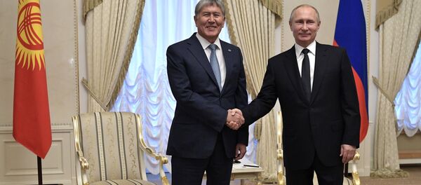 Алмазбек Атамбаев Владимир Путин менен Санкт-Петербург шаарында жолугушуу учурунда - Sputnik Кыргызстан
