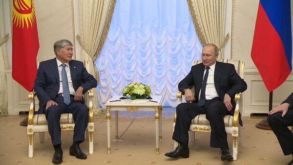 За что Путин похвалил Атамбаева — видеозапись беседы президентов - Sputnik Кыргызстан