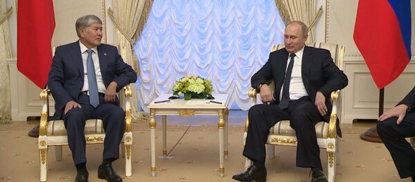 За что Путин похвалил Атамбаева — видеозапись беседы президентов - Sputnik Кыргызстан