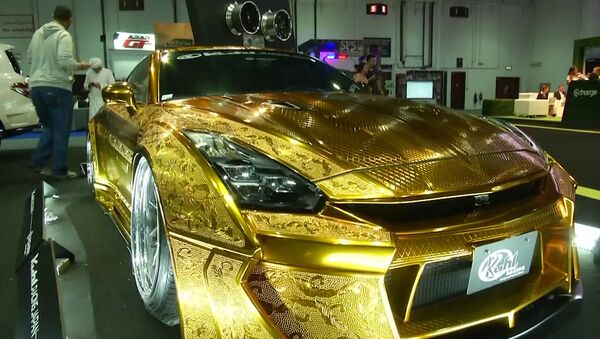 На автосалоне в Дубае представили золотой спорткар - Sputnik Кыргызстан