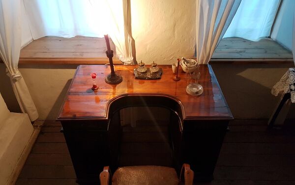 Письменный стол, за которым работал отец семьи - Sputnik Кыргызстан