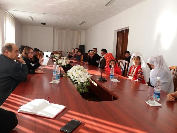 Приезд 11 памирских кыргызов в Нарынскую область - Sputnik Кыргызстан