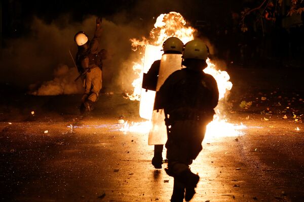 Беспорядки в Афинах в годовщину восстания в Политехническом университете - Sputnik Кыргызстан