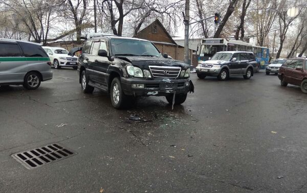 Lexus LX470 жана Honda CR-V унаалары кагышкан - Sputnik Кыргызстан