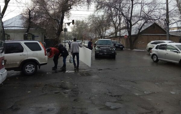На пересечении улиц Горького и Жукеева-Пудовкина в Бишкеке произошло ДТП - Sputnik Кыргызстан