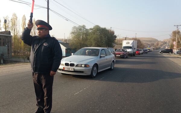 На 685-м километре автодороги Бишкек — Ош на три минуты было остановлено движение - Sputnik Кыргызстан