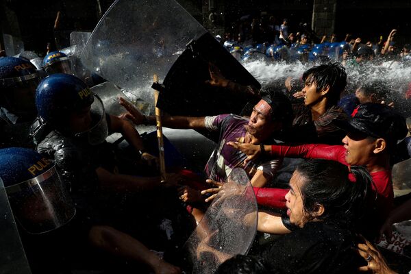Манилада (Филиппин) АКШ элчилигинин алдында Дональд Трамптын сапарына каршы акция өттү - Sputnik Кыргызстан