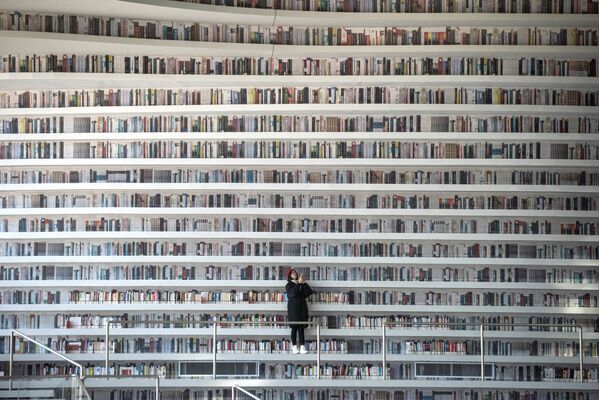 Библиотека в районе Биньхай в городе Тяньцзинь - Sputnik Кыргызстан