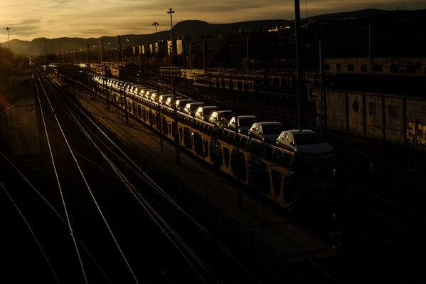 Памплон шаарында (Испания) темир жол станциясындагы жаңы унаалар жүктөлгөн вагондор - Sputnik Кыргызстан