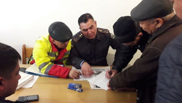 Задержание мужчины, пытавшегося ворваться в квартиру выпускающего редактора Sputnik Кыргызстан Айиды Батырбековой - Sputnik Кыргызстан