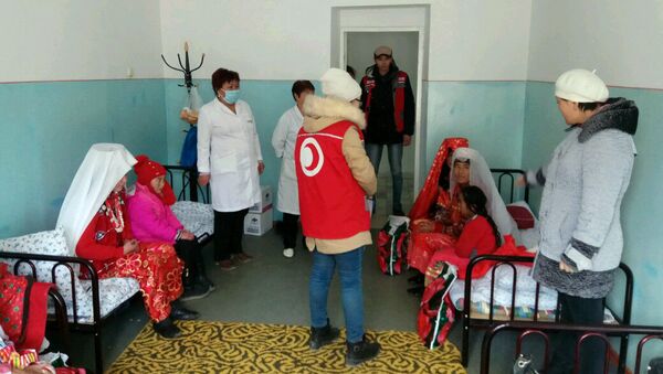 Гуманитарная помощь 11 памирским кыргызам, временно прибывшим в Нарын - Sputnik Кыргызстан
