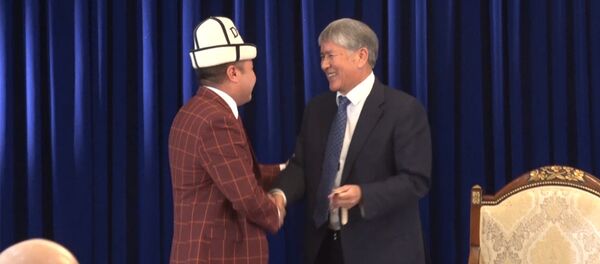 Амантур, аман бол!. Атамбаев журналистке кол саатын белек кылды - Sputnik Кыргызстан