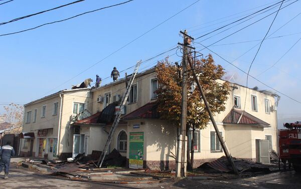 В Бишкеке на улице Бектенова сгорело двухэтажное здание под офисы - Sputnik Кыргызстан