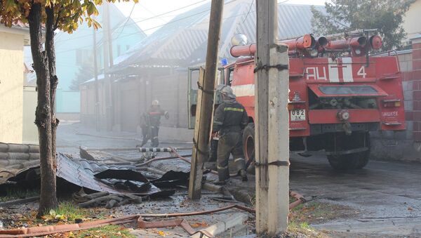 Пожар в двухэтажном здании на улице Бектенова в Бишкеке - Sputnik Кыргызстан