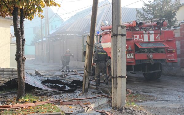 Позже дополнительно были привлечены еще 2 пожарных расчета - Sputnik Кыргызстан