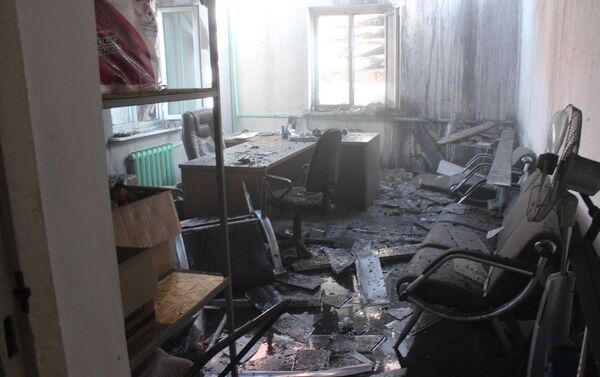 По предварительным данным, сгорело 350 квадратных метров шиферной кровли двухэтажного здания под офисы - Sputnik Кыргызстан