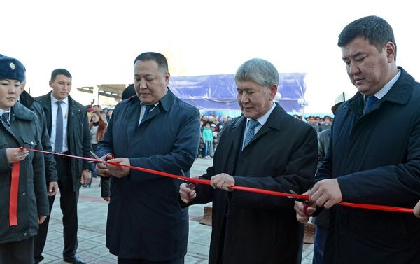 Ачкыч тапшыруу аземине президент Алмазбек Атамбаев катышты. - Sputnik Кыргызстан