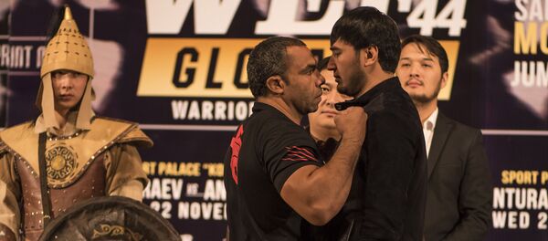 WEF уюмунун чемпиондук куру үчүн ат салыша турчу мушкерлер Кылычбек Саркарбаев (Кыргызстан) жана Али Мухаммед (АКШ) - Sputnik Кыргызстан