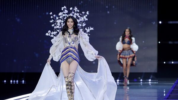 Кытайлык модель Мин Си Victoria's Secret брендинин Шанхайдагы көргөзмөсүндө - Sputnik Кыргызстан
