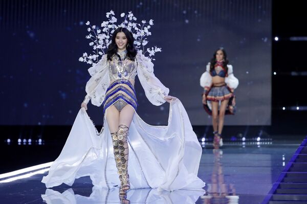 Показ нижнего белья Victoria's Secret в Шанхае - Sputnik Кыргызстан