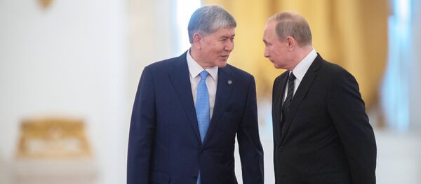 Президент Кыргызстана Алмазбек Атамбаев во время встречи с главой РФ Владимиром Путиным. Архивное фото - Sputnik Кыргызстан